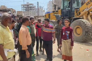 معاوية " يشرف على حملة إزالة البسطات وبائعي القات بالشيخ عثمان