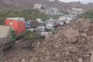 سيول جارفة تقطع الطريق أمام المسافرين بردفان 