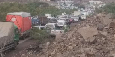 سيول جارفة تقطع الطريق أمام المسافرين بردفان 
