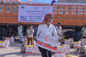 الهلال الأحمر الإماراتي يوزع 85 طن من المساعدات الإنسانية على أهالي مديرية ميفعة بشبوة