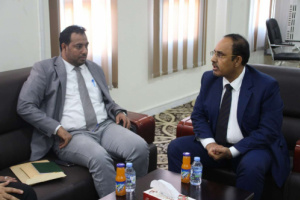 المحافظ بن ماضي يبحث مع الوزير العكبري سُبل استمرار وتعزيز نموذجية حضرموت في القطاع التربوي