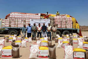 الهلال الأحمر الإماراتي يوزع 85 طن من المساعدات الغذائية على أهالي المصينعة بشبوة