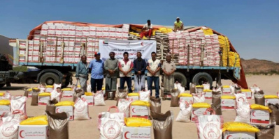 الهلال الأحمر الإماراتي يوزع 85 طن من المساعدات الغذائية على أهالي المصينعة بشبوة