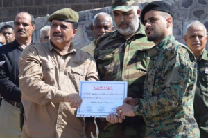 نائب مدير أمن العاصمة عدن يكرم عدد من الافراد والضباط بشرطة كريتر ويشيد بإنجازاتهم الامنية 