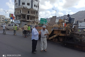مدير عام أشغال عدن يتفقد مشروع سفلتة ورصف جولة الكهرباء - النفق بالتواهي