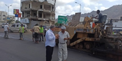 مدير عام أشغال عدن يتفقد مشروع سفلتة ورصف جولة الكهرباء - النفق بالتواهي
