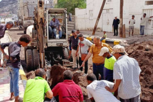 باخبيرة يطلع على أعمال تغيير أنابيب الصرف الصحي بمنطقة المعاشيق بصيرة