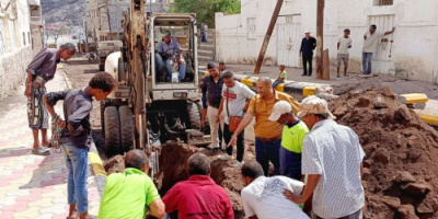 باخبيرة يطلع على أعمال تغيير أنابيب الصرف الصحي بمنطقة المعاشيق بصيرة