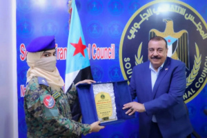 اللواء بن بريك يُكرم أول قائدة طيران حربي الملازم طيار رحمة عز الدين