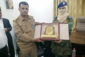 قائد اللواء السابع صاعقة يكرم أول قائدة طيار حربي الملازم طيار رحمه الحوشبي