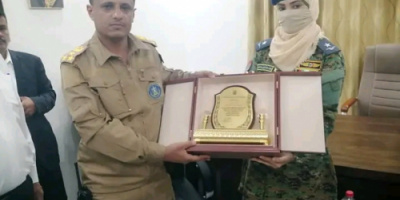 قائد اللواء السابع صاعقة يكرم أول قائدة طيار حربي الملازم طيار رحمه الحوشبي