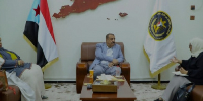 اللواء بن بريك يلتقي وكيل مساعد الصحة والسكان في العاصمة عدن 