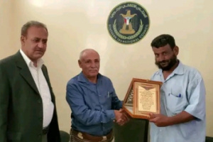 منسقية كلية التربية بالضالع تكرم العميد عبدالله مهدي عرفاناً لجهوده في دعم الكلية 