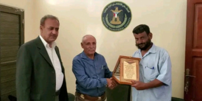 منسقية كلية التربية بالضالع تكرم العميد عبدالله مهدي عرفاناً لجهوده في دعم الكلية 