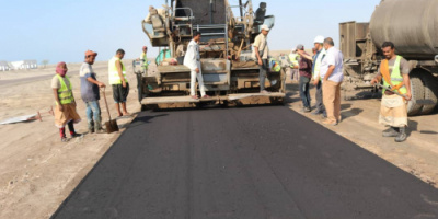الفرق الفنية تواصل سفلتة خط العلم دوفس في أبين