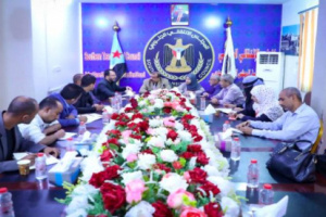 اللواء بن بريك يرأس اجتماعا لمناقشة أوضاع المنشآت الصحية بالعاصمة عدن 