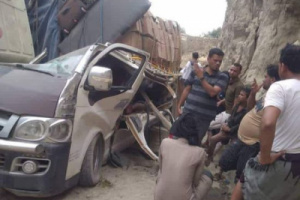 سقوط حمولة شاحنة على حافلة ركاب بطريق هيجة العبد
