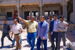 المحافظ بن الوزير يتفقد معهد الدكتور مقلم العالي وسير العمل في بناء مدرسة ثانوية للبنات بعتق