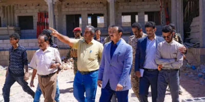 المحافظ بن الوزير يتفقد معهد الدكتور مقلم العالي وسير العمل في بناء مدرسة ثانوية للبنات بعتق