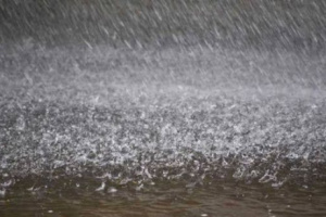 سحب ممطرة وأجواء غائمة بالجنوب غداً