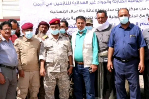 محافظ الضالع ورئيس الانتقالي يدشنان توزيع المواد الايوائية للنازحين بالمحافظة