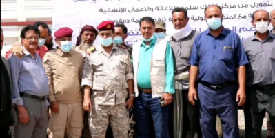 محافظ الضالع ورئيس الانتقالي يدشنان توزيع المواد الايوائية للنازحين بالمحافظة