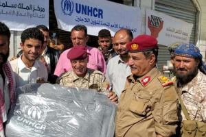 محافظ الضالع ورئيس الانتقالي يدشنان توزيع المواد الايوائية للنازحين