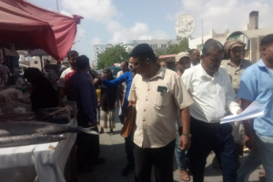 قيادتا انتقالي البريقة ومكتب الصناعة والتجارة يتفقدان أسواق الأسماك والخضار بالمديرية