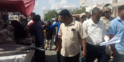 قيادتا انتقالي البريقة ومكتب الصناعة والتجارة يتفقدان أسواق الأسماك والخضار بالمديرية