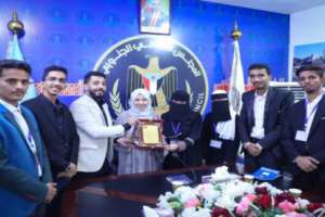 الدفعة الأولى قسم العلوم السياسية في جامعة عدن تُكرم المحامية نيران سوقي