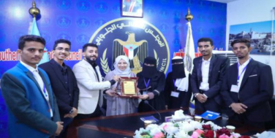 الدفعة الأولى قسم العلوم السياسية في جامعة عدن تُكرم المحامية نيران سوقي