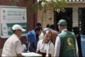 مركز سلمان يوزع مساعدات غذائية على 1437 أسرة بسقطرى