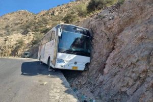 انزلاق حافلة ركاب على طريق عقبة الجن بالقبيطة