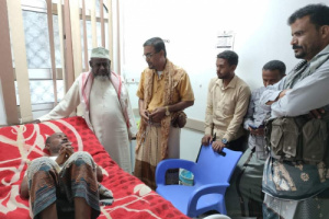 مدراء الإدارات بالهيئة المساعدة يزورن رئيس اللجان المحلية بمركز الغرف للأطمئنان على صحته