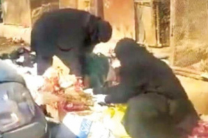 الجوع يدفع سكاناً في صنعاء للبحث عن الطعام في أكوام النفايات