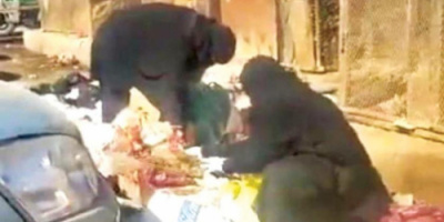 الجوع يدفع سكاناً في صنعاء للبحث عن الطعام في أكوام النفايات