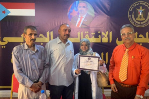 انتقالي صيرة يُكرم عدداً من عمال قطاع النظافة والصحة في المديرية بمناسبة ذكرى الاستقلال