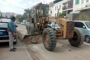رفع الأتربة ومخلفات البناء من شوارع مديرية الشيخ عثمان