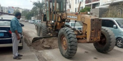 رفع الأتربة ومخلفات البناء من شوارع مديرية الشيخ عثمان