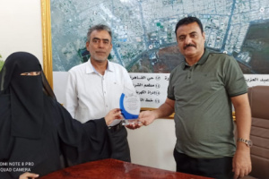 مدير عام المنصورة يتسلم درع شكر وعرفان من الإدارة العامة لمحو الأمية وتعليم الكبار بعدن