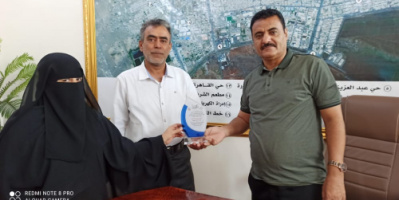 مدير عام المنصورة يتسلم درع شكر وعرفان من الإدارة العامة لمحو الأمية وتعليم الكبار بعدن