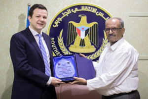 الجعدي يُكرّم مدير مكتب المبعوث الأممي في عدن بعد إنتهاء فترة عمله