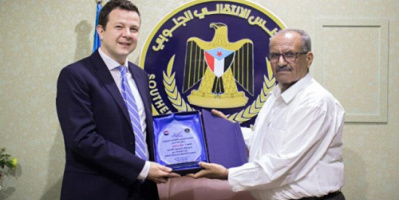 الجعدي يُكرّم مدير مكتب المبعوث الأممي في عدن بعد إنتهاء فترة عمله
