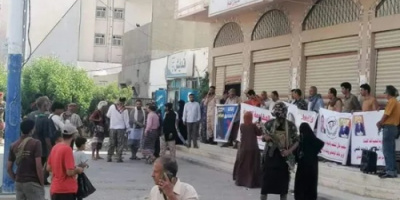 وقفة احتاجية تطالب بإقالة الإخواني الوصابي