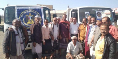 تسليم شاحنتين لصندوق نظافة الحبيلين بلحج 
