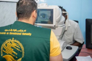 فريق طبي سعودي يقيم مخيما لجراحة المخ في المكلا