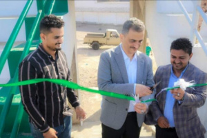 المحافظ لملس يفتتح مشروعين خدميين في الشيخ عثمان
