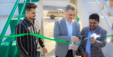 المحافظ لملس يفتتح مشروعين خدميين في الشيخ عثمان