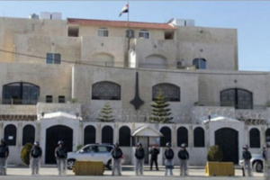 بعد تصريحات العليمي بشأن توقيف السفير علي العمراني إثر حادثة المطار الشهيرة.. الخارجية تمنح العمراني إجازة طويلة