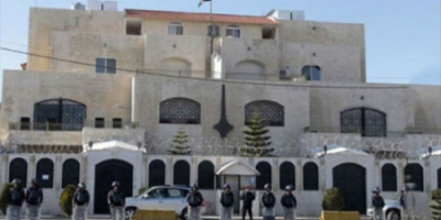 بعد تصريحات العليمي بشأن توقيف السفير علي العمراني إثر حادثة المطار الشهيرة.. الخارجية تمنح العمراني إجازة طويلة